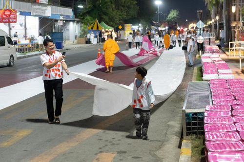 ภาพ No.185594:V.47 เบื้องหลังของเบื้องหน้า งานตักบาตรพระ 10,000 รูป ณ จ.กาญจนบุรี วันที่ 20-21 ธันวาคม พ.ศ. 2567