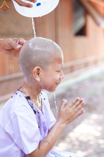 ภาพ No.59141:พิธีปลงผมและแห่นาคธรรมทายาท ในโครงการบรรพชาสามเณร ภาคฤดูร้อน เฉลิมพระเกียรติพระบาทสมเด็จพระเจ้าอยู่หัว เนื่องในโอกาส  พระราชพิธีมหามงคลเฉลิมพระชนมพรรษา 6 รอบ  ปลงผมนาคในวันที่ 21 เมษายน พ.ศ 2567 ณ วัดกลางธนรินทร์ (ธรรมอุทยานบ้านแป้ง)