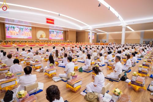 ภาพ No.145256:พิธีถวายผ้าอาบน้ำฝนและประทีปโคมไฟ ณ สภาธรรมกายสากล วัดพระธรรมกาย วันเสาร์ที่ 20 กรกฎาคม พ.ศ. 2567