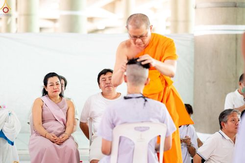 ภาพ No.228537:วันเสาร์ที่ 7 มิถุนายน พ.ศ. 2568 พิธีปลงผมโครงการอุปสมบทหมู่ธรรมทายาท ระดับอุดมศึกษา รุ่นที่ 52 ภาคฤดูฝน ณ วิหารคด 9 วัดพระธรรมกาย