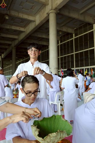 ภาพ No.230798:วันที่ 28 มิถุนายน พ.ศ. 2568 พิธีตัดปอยผมและปลงผม โครงการบวชพระนานาชาติ AEC & WAB รุ่นที่ 9 ณ วิหารคด 2 วัดพระธรรมกาย