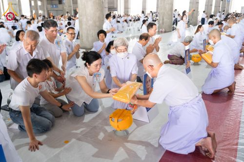 ภาพ No.62751:พิธีขอขมามอบผ้าไตร ในโครงการอุปสมบทหมู่ บูชาธรรมหลวงพ่อธัมมชโย พ.ศ.2567  โครงการอุปสมบทหมู่ธรรมทายาท ระดับอุดมศึกษา รุ่นที่51 (ภาคฤดูร้อน) โครงการบวชพระนานาชาติ AEC และ WAB รุ่นผู้บริหาร(รุ่นที่2) ณ ลานธรรม พระมหาธรรมกายเจดีย์ วันที่ 13 เมษายน พ.ศ. 2567