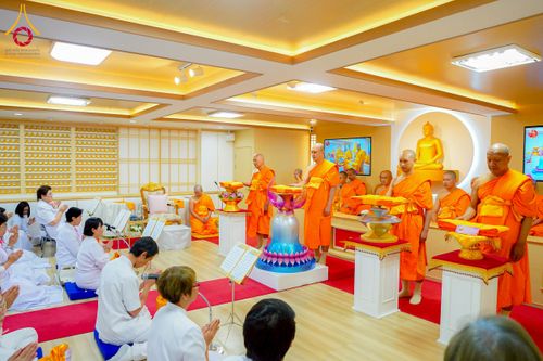 ภาพ No.221309:วันศุกร์ที่ 25 เมษายน พ.ศ. 2568 พิธีอัญเชิญรูปเหมือนพระมงคลเทพมุนี (สด จนฺทสโร) พระผู้ปราบมาร พิธีทอดผ้าป่าสามัคคี 25 ปี พิธีถวายสังฆทาน 15 วัด แด่เจ้าอาวาสภาคพื้นเอเชีย และแอฟริกา ในวาระครบ 25 ปี วัดพระธรรมกายโอซาก้า ประเทศญี่ปุ่น