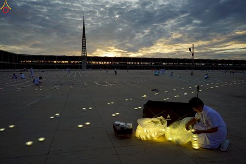 ภาพ No.240998:วันพุธที่ 27 สิงหาคม พ.ศ. 2568 พิธีจุดประทีป ในวันธรรมชัย ณ วัดพระธรรมกาย