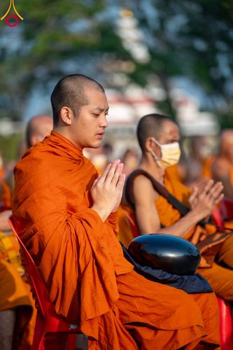 ภาพ No.101839:ตักบาตรพระ 10,000 รูป เติมบุญให้แผ่นดิน เนื่องในโอกาส 192 ปี จังหวัดกาญจนบุรี หนึ่งในโครงการตักบาตรพระ 2,000,000 รูป  77 จังหวัดทุกวัดทั่วไทย วันจันทร์ที่ 11 ธันวาคม พ.ศ. 2566 บริเวณถนนสองแคว (SKY WALK) เมืองกาญจนบุรี