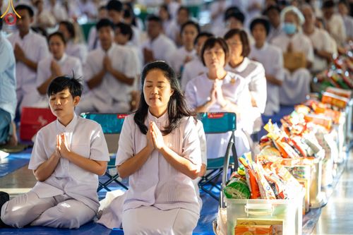 ภาพ No.151019:พิธีตักบาตร ในวันอาทิตย์ต้นเดือน วันที่ 1 กันยายน พ.ศ. 2567 ณ สภาธรรมกายสากล วัดพระธรรมกาย