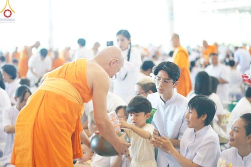 ภาพ No.143414:พิธีตักบาตร ข้าวสารอาหารแห้ง ณ บ้านแก้วเรือนทองคุณยายฯ และ พิธีบูชาข้าวพระ  ณ สภาธรรมกายสากล วัดพระธรรมกาย วันอาทิตย์ที่ 7 กรกฎาคม พ.ศ. 2567