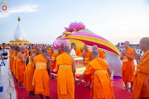 ภาพ No.211649:วันอาทิตย์ที่ 16 มีนาคม พ.ศ. 2568 พิธีอัญเชิญพระบรมสารีริกธาตุ ประดิษฐาน ณ ปทุมเจดีย์ ศูนย์อบรมเยาวชนปัตตานี