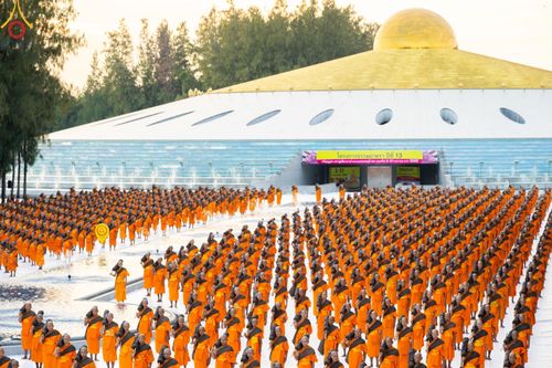 ภาพ No.186945:พระธรรมยาตราปฏิบัติธรรม และถ่ายภาพหมู่ประวัติศาสตร์ ปีที่ 13 ณ ลานทิศตะวันออก มหาวิหารพระมงคลเทพมุนี วัดพระธรรมกาย จ.ปทุมธานี วันเสาร์ที่ 28 ธันวาคม พ.ศ. 2567