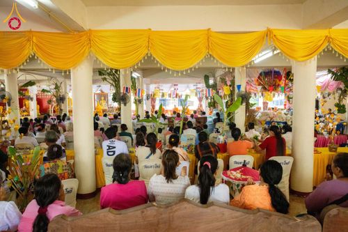 ภาพ No.171726:พิธีทอดกฐิน ณ วัดมหาโพธิ์ จ.ลพบุรี ในโครงการกฐินสามัคคีทั่วไทย 30,000 วัด บูชาธรรม 80 ปี หลวงพ่อธัมมชโย โดยคณะศิษยานุศิษย์วัดพระธรรมกาย วันที่ 27 ตุลาคม พ.ศ. 2567