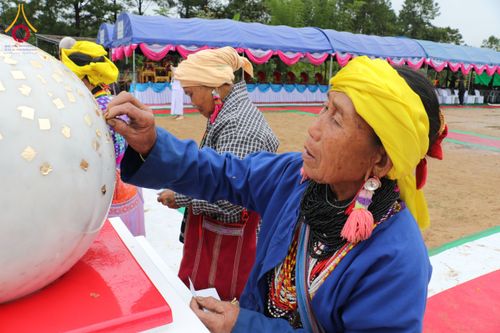 ภาพ No.174118:พิธีวางศิลาฤกษ์มหาสมบัติ โปรยรัตนชาติบ่อมงคลเศรษฐี ติดแผ่นทอง ลูกนิมิต - ช่อฟ้า เพื่อสถาปนาสร้างอุโบสถ บูชาธรรม 80 ปีหลวงพ่อธัมมชโย ณ วัดทุ่งเจริญธรรม อ.อมก๋อย จ.เชียงใหม่ วันที่ 8 พฤศจิกายน พ.ศ. 2567