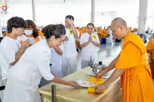 ภาพ No.165799:พิธีถวายภัตตาหารเมนูสวรรค์ วันที่ 26 ตุลาคม พ.ศ. 2567 ณ หอฉันคุณยายอาจารย์ฯ วัดพระธรรมกาย