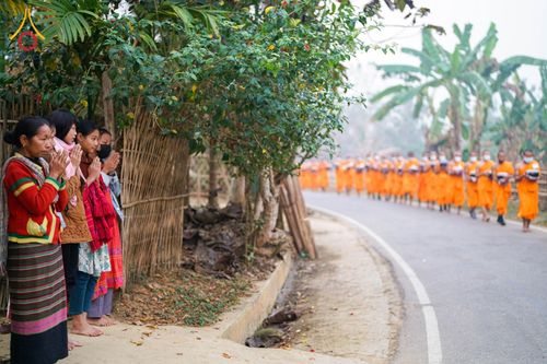 ภาพ No.76404:คณะสงฆ์และสามเณรบิณฑบาต ประเทศบังกลาเทศ วันที่ 11 กุมภาพันธ์ พ.ศ. 2566