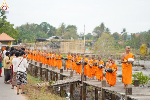 ภาพ No.61090:สามเณรออกบิณฑบาต และกิจกรรมอบรมสามเณร ในโครงการบรรพชาสามเณรฟื้นฟู พระพุทธศาสนาทั่วไทย ณ ศูนย์อบรมที่พักสงฆ์บ้านร่มเย็น จ.นราธิวาส วันที่ 2-15 เมษายน พ.ศ. 2567