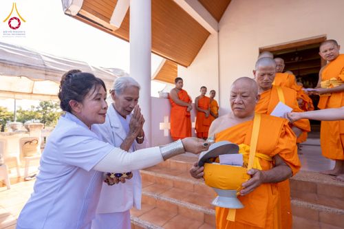 ภาพ No.275881:วันพุธที่ 3 ธันวาคม พ.ศ. 2568 พิธีบรรพชาอุปสมบท โครงการอุปสมบทบูชาธรรมมหาปูชนียาจารย์ ศูนย์อบรม : ศูนย์ส่งเสริมศีลธรรม จ.พะเยา ณ โบราณสถานพระธาตุจอมทอง และ โบสถ์กลางน้ำ วัดพระธาตุศรีโคมคำ อำเภอเมือง จังหวัดพะเยา