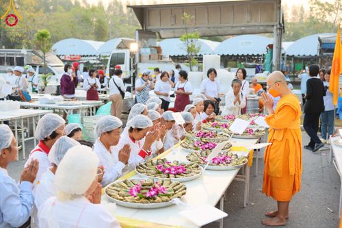 ภาพ No.110710:พิธีถวายภัตตาหารเป็นสังฆทาน แด่คณะพระธรรมยาตราฯ ในโครงการธรรมยาตรากตัญญูบูชา มหาปูชนียาจารย์ พระมงคลเทพมุนี(สด จนฺทสโร) พระผู้ปราบมาร อนุสรณ์สถาน 7 แห่ง ปีที่ 12 วันที่ 12 มกราคม พ.ศ. 2567 ณ อนุสรณ์สถานมหาวิหารพระมงคลเทพมุนี(โลตัสแลนด์) อ.สองพี่น้อง จ.สุ