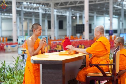 ภาพ No.153216:พิธีมุทิตาสักการะ พระภิกษุ-สามเณร ผู้สอบไล่ได้เปรียญธรรม ประโยค 1-2 ถึงประโยค ป.ธ.9 และบาลีศึกษา ประโยค1-2 ถึง บ.ศ.9 , พิธีมอบดวงแก้วสามเณรผู้ทรงบาลีไวยากรณ์ วัดพระธรรมกาย และ ศูนย์ส่งเสริมศีลธรรมในประเทศและต่างประเทศ วันอาทิตย์ที่ 8 กันยายน พ.ศ.2567