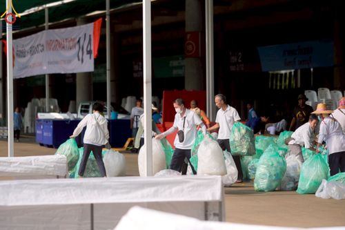 ภาพ No.220485:วันที่ 23-25 เมษายน พ.ศ. 2568 เจ้าหน้าที่และสาธุชนช่วยกัน รับบุญเก็บงานวันคุ้มครองโลก ณ วัดพระธรรมกาย