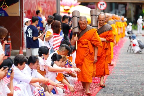 ภาพ No.128505:พิธีอัญเชิญพระบรมสารีริกธาตุ " ใจกลางเมืองนครหาดใหญ่ " เพื่อประดิษฐาน ณ มหารัตนเจดีย์สิริปทุมสวรรค์ (เจดีย์อริยพุทธะ 5 พระองค์) ศูนย์ปฏิบัติธรรมภาคใต้ อ.บางกล่ำ จ.สงขลา  วันที่ 9 มีนาคม พ.ศ. 2567 (ชุดที่ 2)