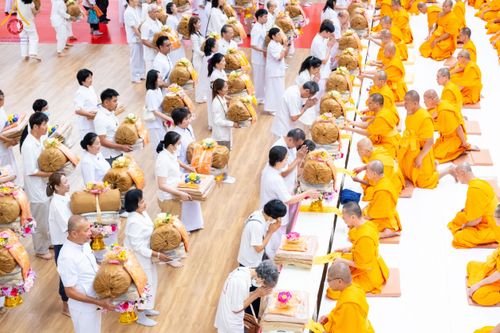 ภาพ No.180833:พิธีถวายภัตตาหารเมนูสวรรค์ และพิธีถวายอุปกรณ์กันหนาว แด่คณะพระภิกษุสามเณรวัดพระธรรมกาย วันอาทิตย์ที่ 8 ธันวาคม พ.ศ.2567 ณ สภาธรรมกายสากล วัดพระธรรมกาย