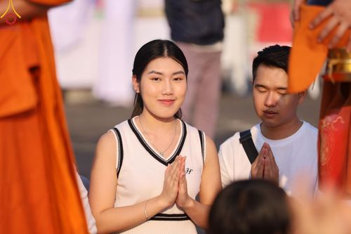 ภาพ No.180439:พิธีตักบาตรพระ ๑,๐๐๐ รูป ฉลองเมืองลำปาง ๑,๓๔๔ ปี วันเสาร์ที่ ๗ ธันวาคม พ.ศ. ๒๕๖๗ ณ ลานพระบรมราชานุสาวรีย์ พระนเรศวรมหาราช อ.เกาะคา จ.ลำปาง