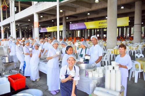 ภาพ No.219295:บรรยากาศการเดินทางเข้าวัดพระธรรมกาย , การต้อนรับปฏิสันถาร , การฉันภัตตาหารเช้า , การลงทะเบียนพระสังฆาธิการ  เนื่องในวันคุ้มครองโลก พิธีถวายมหาสังฆทานคณะสงฆ์ 40,000 กว่าวัดทั่วประเทศ ณ วัดพระธรรมกาย