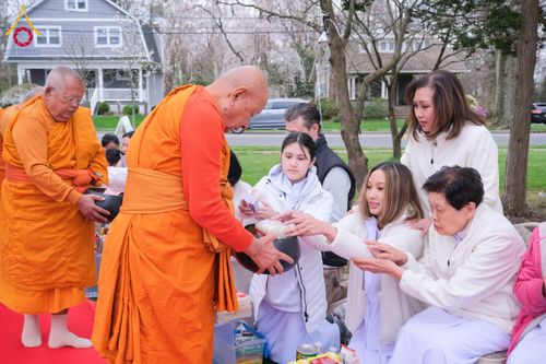 ภาพ No.62398:คณะศิษยานุศิษย์รวมใจสถาปนาและสมโภช ธรรมจักร เพื่ออัญเชิญประดิษฐาน ณ ยอดอุโบสถ 80 ปี หลวงพ่อธัมมชโย วัดพระธรรมกายนิวเจอร์ซี ประเทศสหรัฐอเมริกา  วันอาทิตย์ที่ 7 เมษายน พ.ศ. 2567