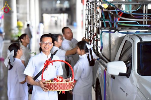 ภาพ No.238117:วันอังคารที่ 12 สิงหาคม พ.ศ. 2568 กิจกรรมวันแม่แห่งชาติ พิธีเปิดห้องปฎิบัติธรรม "กลางใส ใจสว่าง" (World Inner Peace Meditation Room) พิธีลูกกราบคุณแม่-คุณพ่อ พิธีทอดผ้าป่ากองทุนเลี้ยงพระ&กฐิน 30,000 วัด(บูชาธรรมหลวงพ่อ) พิธีไถ่โคท้อง 2 ตัว  ณ วิหารคด 2 ว