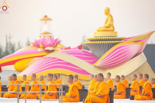 ภาพ No.198626:พระธรรมยาตราปฏิบัติธรรม และถ่ายภาพหมู่ประวัติศาสตร์ ณ อนุสรณ์สถานบางปลา วัดบางปลา อำเภอบางเลน จังหวัดนครปฐม ในโครงการธรรมยาตรา กตัญญูบูชา มหาปูชนียาจารย์ พระมงคลเทพมุนี(สด จนฺทสโร) พระผู้ปราบมาร อนุสรณ์สถาน 7 แห่ง ปีที่ 13 วันที่ 20 มกราคม พ.ศ. 2568