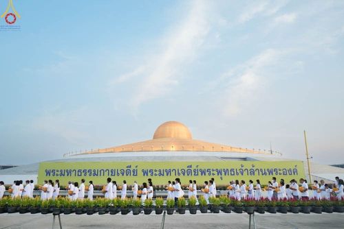 ภาพ No.101442:พิธีเวียนประทักษิณ, พิธีวันทาเจดีย์, พิธีขอขมาและมอบผ้าไตร ในโครงการอุปสมบทหมู่ รุ่นบูชาธรรมมหาปูชนียาจารย์ ณ วัดพระธรรมกาย ในวันที่ 9 ธันวาคม พ.ศ. 2566