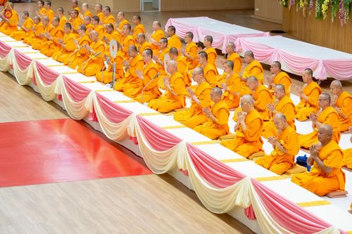 ภาพ No.228340:วันอาทิตย์ที่ 8 มิถุนายน พ.ศ. 2568 พิธีถวายทุนสนับสนุนพระไตรปิฎกฉบับธรรมชัย และอนุรักษ์คัมภีร์โบราณ ณ ห้องแก้วสารพัดนึก 2 วัดพระธรรมกาย