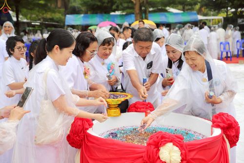 ภาพ No.234086:วันอาทิตย์ที่ 20 กรกฎาคม พ.ศ.2568 พิธีทอดผ้าป่า และพิธีตอกเสาเข็มต้นแรก สร้างอาคารปฏิบัติธรรมพระมงคลเทพมุนี ณ ศูนย์ปฏิบัติธรรมสุราษฏร์ธานี