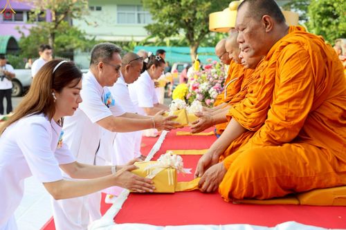 ภาพ No.235172:วันอาทิตย์ที่ 27 กรกฎาคม พ.ศ. 2568 พิธีตักบาตรพระ1,000 รูป ทำบุญเมืองพัทลุง ประธานสงฆ์ พระปริยัติวชิโรดม  เจ้าคณะจังหวัดพัทลุง ประธานฆราวาส นายรัฐศาสตร์ ชิดชู  ผู้ว่าราชการจังหวัดพัทลุง