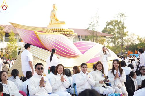 ภาพ No.195360:พิธีตักบาตรพระธรรมยาตรา ณ อนุสรณ์สถานลำดับที่ 3 สถานที่เกิดใหม่ในเพศสมณะ วัดสองพี่น้อง ต.ต้นตาล อ.สองพี่น้อง จ.สุพรรณบุรี ในโครงการธรรมยาตรา กตัญญูบูชา มหาปูชนียาจารย์ พระมงคลเทพมุนี(สด จนฺทสโร) พระผู้ปราบมาร ปีที่ 13 วันที่ 15 มกราคม พ.ศ.2568