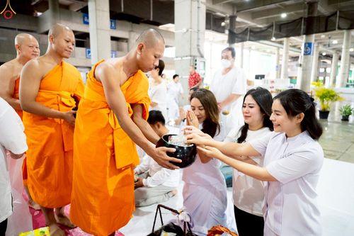 ภาพ No.235339:วันที่ 27 กรกฎาคม พ.ศ. 2568 พิธีตักบาตรฉลองพระใหม่ โครงการบรรพชาและอุปสมบทมู่รุ่นเข้าพรรษา ณ วัดพระธรรมกาย