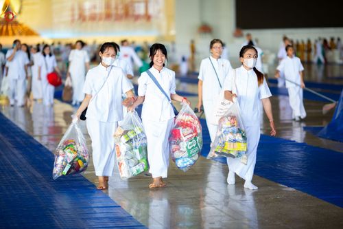 ภาพ No.86859:พิธีตักบาตร , พิธีบูชาข้าวพระ , พิธีจุดเทียนใจ ไฟนิรันดร์ อนันตชัย ในวันอาทิตย์ต้นเดือน 3 กันยายน พ.ศ. 2566 ณ วัดพระธรรมกาย