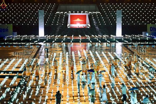 ภาพ No.244229:วันที่ 7 กันยายน พ.ศ. 2568 พิธีจุดประทีป วันครูผู้ค้นพบวิชชาธรรมกาย ณ ลานธรรมฯ และวิหารคด วัดพระธรรมกาย