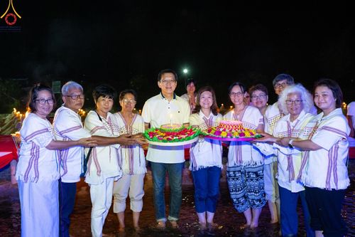 ภาพ No.138660:Photo Story  มหัศจรรย์วัดดงดินแดง Episode 6 พระภิกษุ-สามเณร ในโครงการบรรพชาอุปสมบทหมู่  กว่า 500 รูป และศีลจาริณีกว่า 300 คน ร่วมกันก่อพระเจดีย์ทราย 20,000 องค์ และจุดประทีป  บูชาธรรม 80 ปี หลวงพ่อธมฺมชโย กลางลำน้ำแม่ตื่น