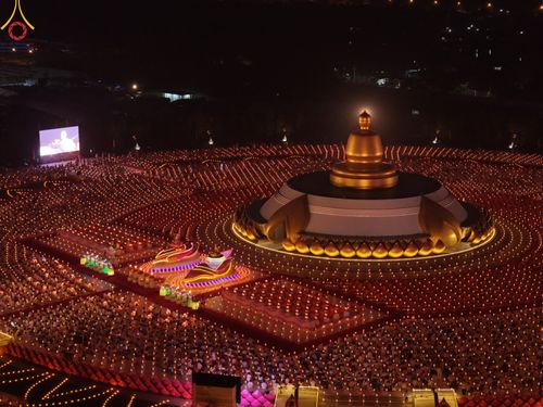 ภาพ No.200627:พิธีจุดประทีปถวายเป็นพุทธบูชา และบูชาธรรมมหาปูชนียาจารย์ ณ อนุสรณ์สถานบางปลา วัดบางปลา อำเภอบางเลน จังหวัดนครปฐม ในโครงการธรรมยาตรา กตัญญูบูชา มหาปูชนียาจารย์ พระมงคลเทพมุนี(สด จนฺทสโร) พระผู้ปราบมาร อนุสรณ์สถาน 7 แห่ง ปีที่ 13 วันที่ 23 มกราคม พ.ศ. 2568