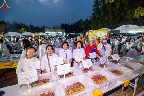 ภาพ No.111869:พิธีถวายภัตตาหารเป็นสังฆทาน แด่คณะพระธรรมยาตราฯ ในโครงการธรรมยาตรา กตัญญูบูชา มหาปูชนียาจารย์ พระมงคลเทพมุนี(สด จนฺทสโร) พระผู้ปราบมาร อนุสรณ์สถาน 7 แห่ง ปีที่ 12 วันที่ 14 มกราคม พ.ศ. 2567 ณ อนุสรณ์สถานมหาวิหารพระมงคลเทพมุนี  (โลตัสแลนด์) อ.สองพี่น้อง จ