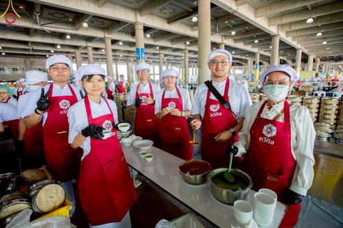 ภาพ No.219424:วันอังคารที่ 22 เมษายน พ.ศ. 2568 พิธีมอบปัจจัยช่วยเหลือครู 4 จังหวัดชายแดนภาคใต้ , พิธีกล่าวคำถวายอุปกรณ์ เพื่อเตรียมการต้อนรับคณะสงฆ์ฯ , พิธีกล่าวคำถวายภัตตาหารเป็นสังฆทาน , คณะสงฆ์ฉันภัตตาหารเพล  เนื่องในวันคุ้มครองโลก พิธีถวายมหาสังฆทานแด่คณะสงฆ์