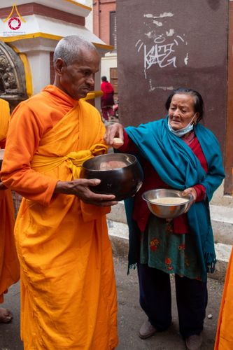 ภาพ No.132557:สามเณรเนปาล บิณฑบาต ย่านทาเมล เมืองกาฐมาณฑุ และเมืองปาฏัน ในโครงการบรรพชา 1,250 รูป ประเทศเนปาล วันที่ 20 มีนาคม พ.ศ. 2567