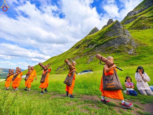 ภาพ No.148817:คณะสงฆ์และสามเณร วัดพระธรรมกายแมนเชสเตอร์  สหราชอาณาจักร จัดเดินธรรมยาตราที่ Peak District National Park , New Mills central , Upper Derwent Visitor Centre, Hope Valley วันอังคารที่ 6 สิงหาคม พ.ศ. 2567