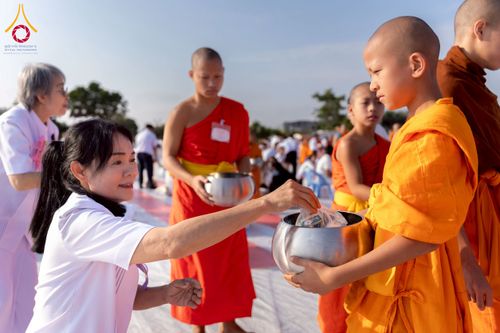 ภาพ No.276935:วันเสาร์ที่ 6 ธันวาคม พ.ศ. 2568 พิธีตักบาตรพระ 1,000 รูป อุทิศถวายพระราชกุศลสมเด็จพระนางเจ้าสิริกิติ์ พระบรมราชินีนาถ พระบรมราชชนนี พันปีหลวง และ ทำบุญเมืองลำปาง ครบรอบ 1,345 ปี ณ ลานพระบรมราชานุสาวรีย์สมเด็จพระนเรศวรมหาราชนครลำปาง อ.เกาะคา จ.ลำปาง