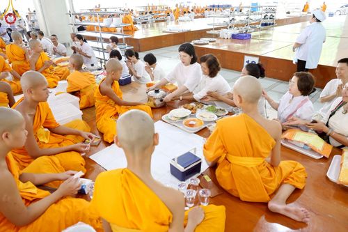 ภาพ No.220718:วันเสาร์ที่ 26 เมษายน พ.ศ.2568 (วันพระ แรม 15 ค่ำ เดือน 5) พิธีถวายภัตตาหารเมนูสวรรค์ "เพื่อการบรรลุธรรม" และ พิธีบุพเปตพลี ครั้งที่ 163 ร่วมอุทิศบุญแด่หมู่ญาติที่ล่วงลับไปแล้ว และสืบทอดอายุพระพุทธศาสนา ณ หอฉันคุณยายอาจารย์ฯ วัดพระธรรมกาย