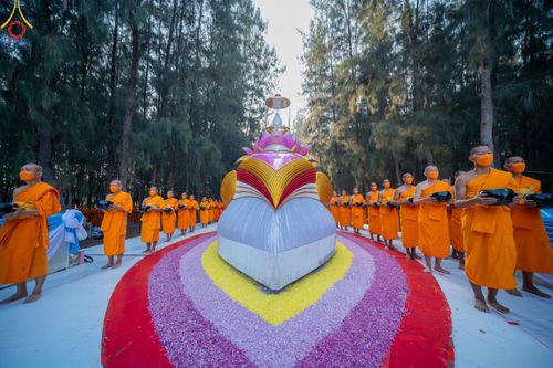 ภาพ No.107556:พิธีตักบาตรพระธรรมยาตราฯ ในโครงการธรรมยาตรากตัญญูบูชา มหาปูชนียาจารย์ พระมงคลเทพมุนี(สด จนฺทสโร) พระผู้ปราบมาร ปีที่ 12 ณ อนุสรณ์สถานมหาวิหารพระมงคลเทพมุนี อ.สองพี่น้อง จ.สุพรรณบุรี วันที่ 7 มกราคม พ.ศ. 2567