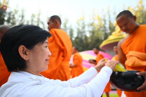 ภาพ No.190241:พิธีตักบาตรพระธรรมยาตรา ณ อนุสรณ์สถานลำดับที่ 1 สถานที่เกิดด้วยรูปกายเนื้อ อนุสรณ์สถานมหาวิหารพระมงคลเทพมุนี (โลตัสแลนด์) อ.สองพี่น้อง จ.สุพรรณบุรี ในโครงการธรรมยาตรา กตัญญูบูชา มหาปูชนียาจารย์ พระมงคลเทพมุนี(สด จนฺทสโร) พระผู้ปราบมาร อนุสรณ์สถาน 7 แห่ง 