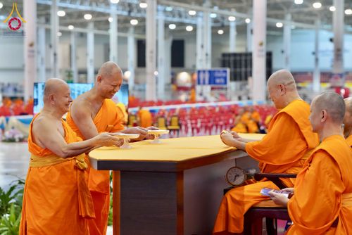 ภาพ No.237460:วันอาทิตย์ที่ 10 สิงหาคม พ.ศ.2568 พิธีมอบใบประกาศเกียรติคุณ โครงการสอบบาลี "ฉลองแชมป์" บูชาธรรม 80 ปี หลวงพ่อธัมมชโย ประจำปี 2568 และ พิธีมอบดวงแก้วสามเณรทรงบาลีไวยากรณ์ ณ สภาธรรมกายสากล วัดพระธรรมกาย ปทุมธานี