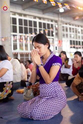 ภาพ No.143696:พิธีถวายผ้าไตร, สวดธรรมจักร, ปฏิบัติธรรม และฟังแสดงพระธรรมเทศนา ภาษาเมียนมา โดยมีสาธุชนชาวเมียนมากว่า 4,000 คน เข้าร่วมพิธี ณ มหารัตนวิหารคด วัดพระธรรมกาย วันอาทิตย์ที่ 7 กรกฎาคม พ.ศ. 2567