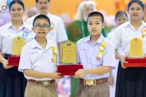 ภาพ No.124659:พิธีมอบโล่วัชรเกียรติยศ โครงการตอบปัญหาศีลธรรมเพื่อสันติภาพโลก (World-PEC) ต่างประเทศ ครั้งที่ 17 ณ ห้องแก้วสารพัดนึก 1 วัดพระธรรมกาย ในวันมาฆบูชา เสาร์ที่ 24 กุมภาพันธ์ พ.ศ. 2567